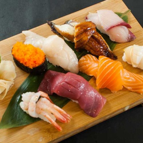 Tabla de sushi variada