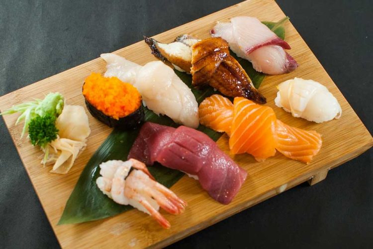 Tabla de sushi variada